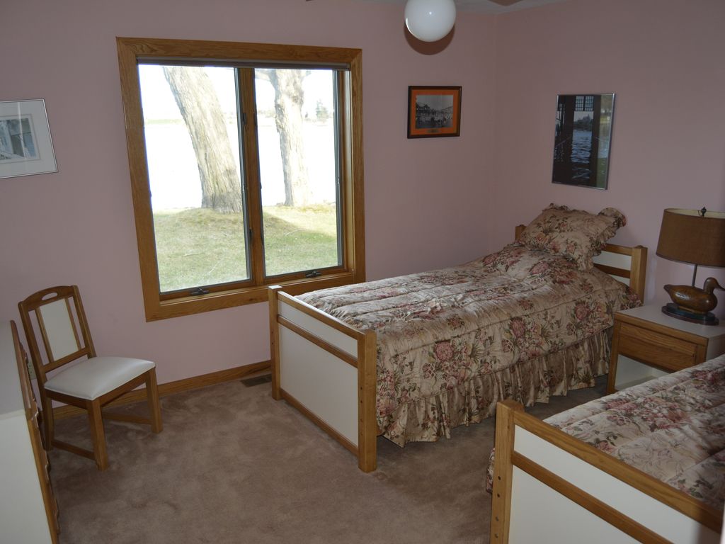 one of the guest bedrooms with two twin beds