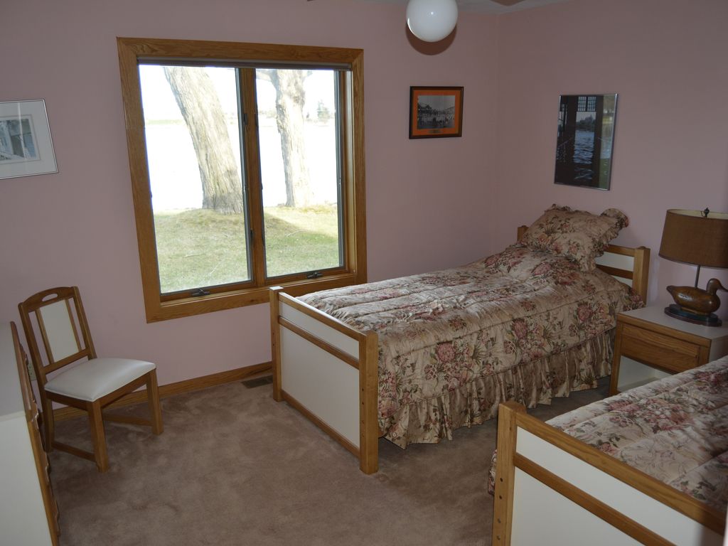 one of the guest bedrooms with two twin beds