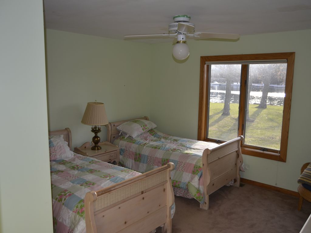 guest bedroom with two twin beds