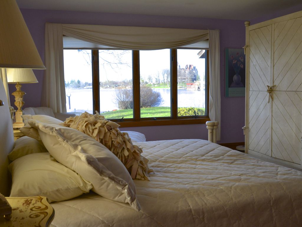 master suite/sitting area looking towards Boldt Castle