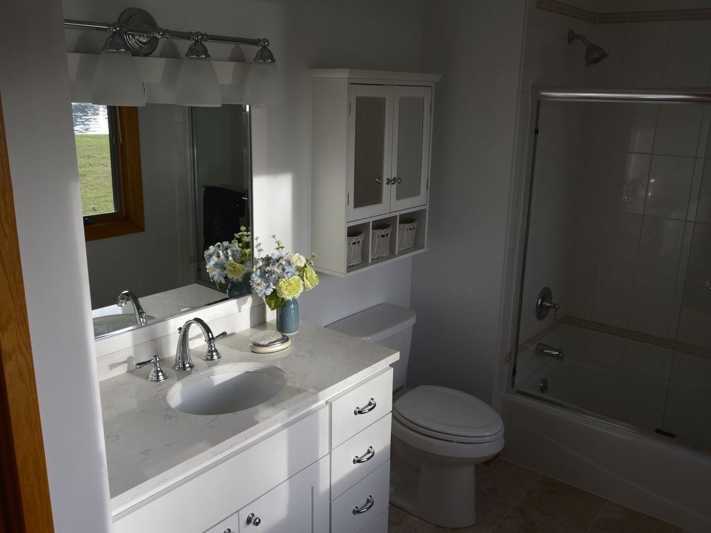 guest bath with shower/tub combination