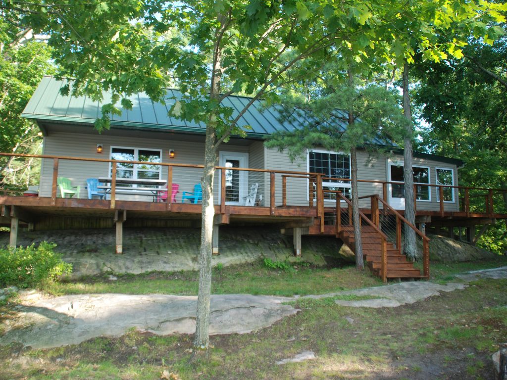 Bald Eagle Cottage with deck that wraps around 3 sides of co