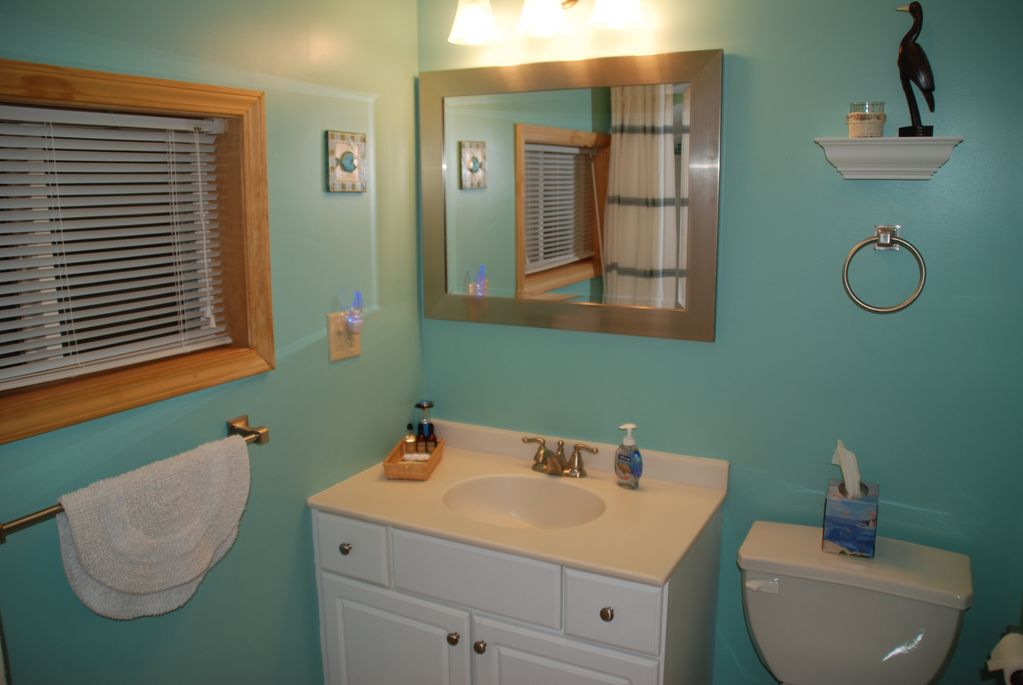 Shared hall bathroom with shower/tub